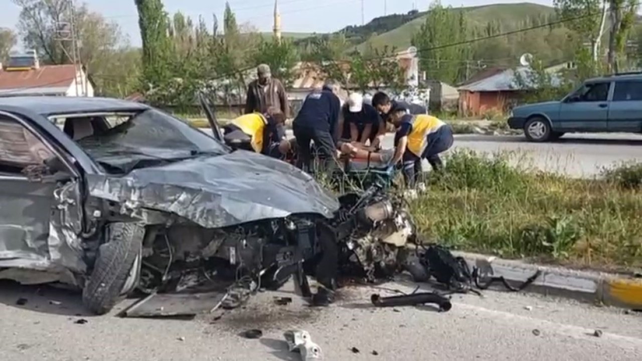 Otomobil Hurdaya Döndü, Sürücü Yaralandı