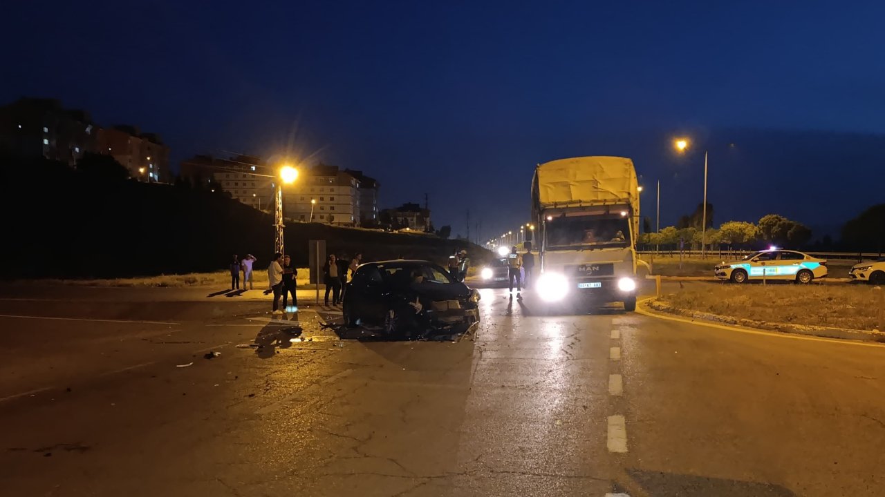 İki Otomobil Çarpıştı: 4 Yaralı