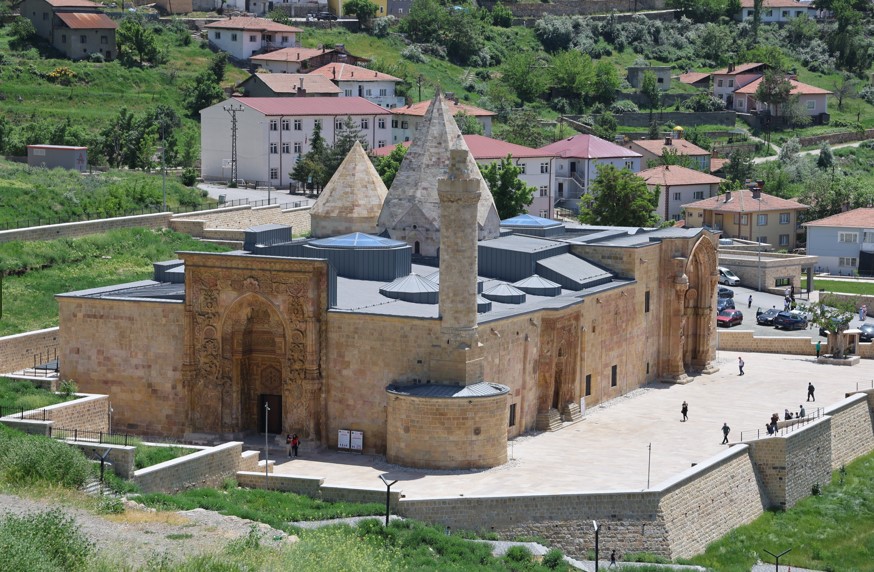 Sivas'ta 8 Asırlık Camiye Gölge Merakı