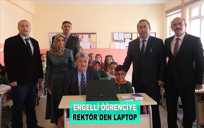 ENGELLİ ÖĞRENCİYE  REKTÖR´DEN LAPTOP