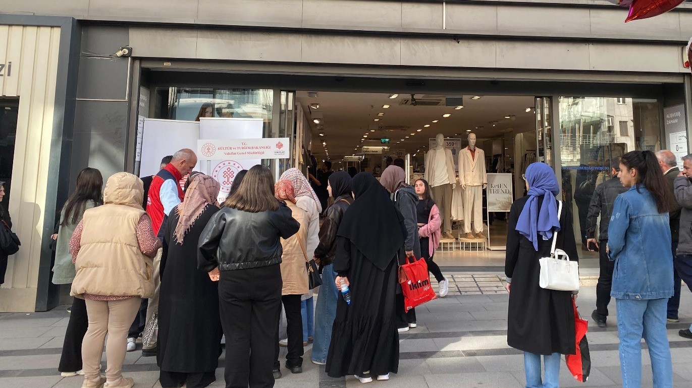 Vakıflar Bayram Öncesi Çocukları Sevindirdi