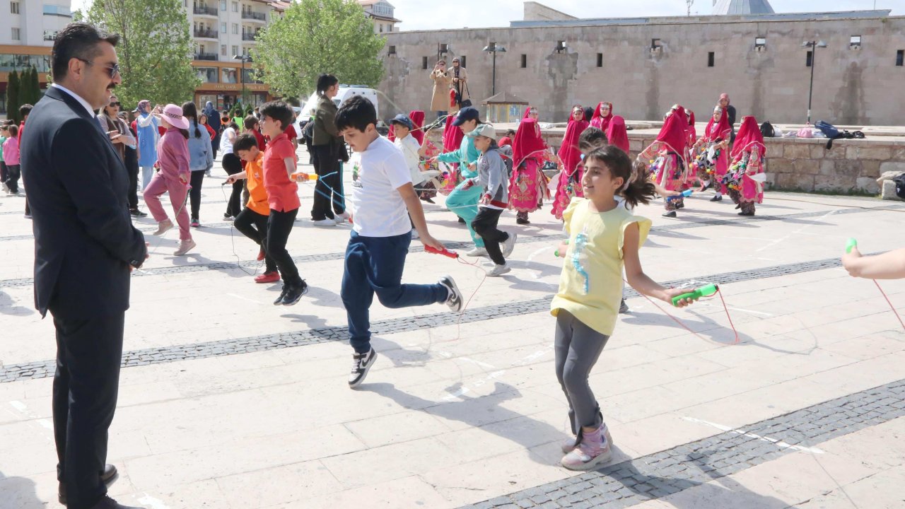 Topaç Döndü, Bezelye Satıldı: Sivas’ta Oyunla Dolu Bir Gün