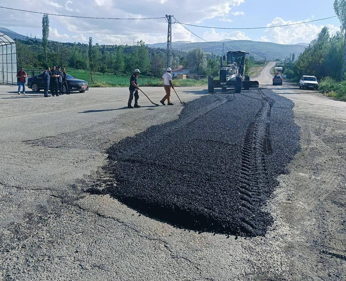 Sivas'ta Yıpranan Köy Yolları Onarılıyor