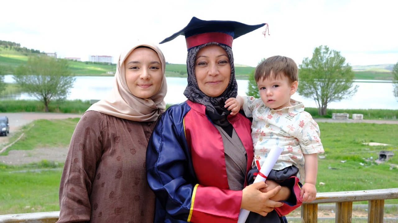 Torunuyla Kep Attı, Sivaslı Nezahat Abla Eğitimin Yaşı Olmadığını Gösterdi