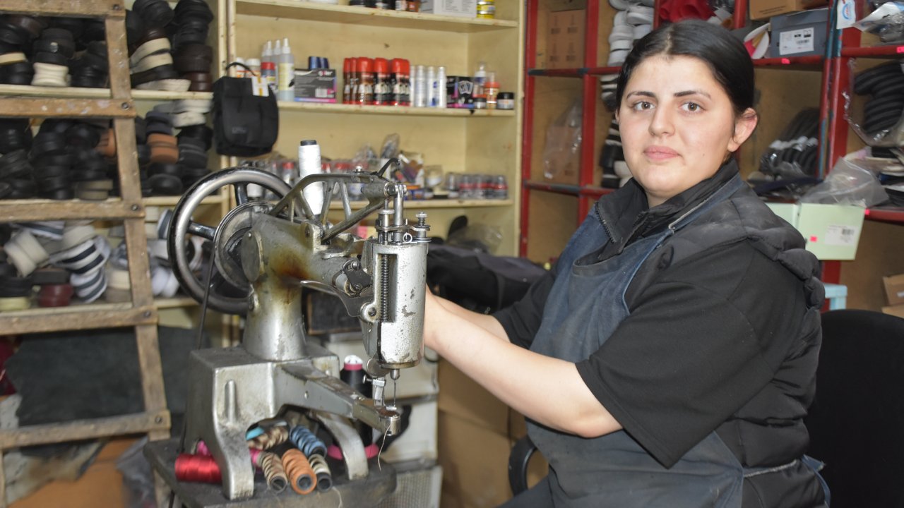 Ayakkabı tamircisi çırağı 16 yaşındaki Esra, kentte tek