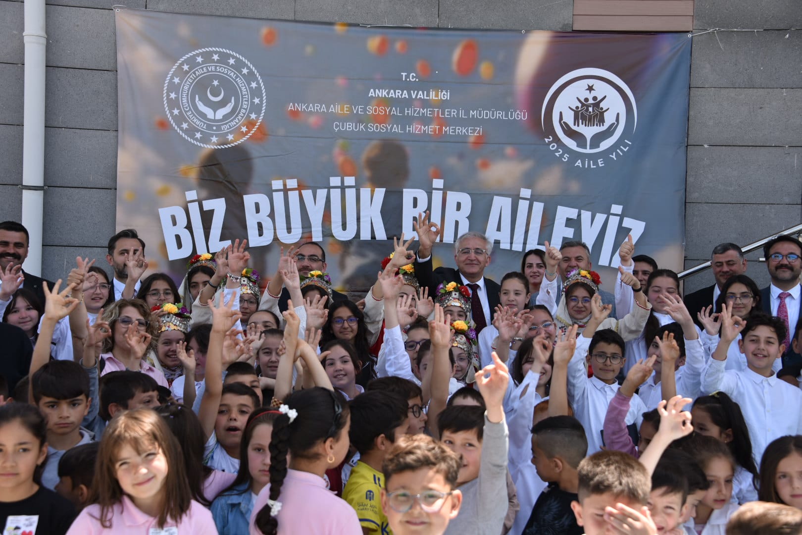 Aile Yılı panosuna zarar veren gençlerle sağduyulu iletişim