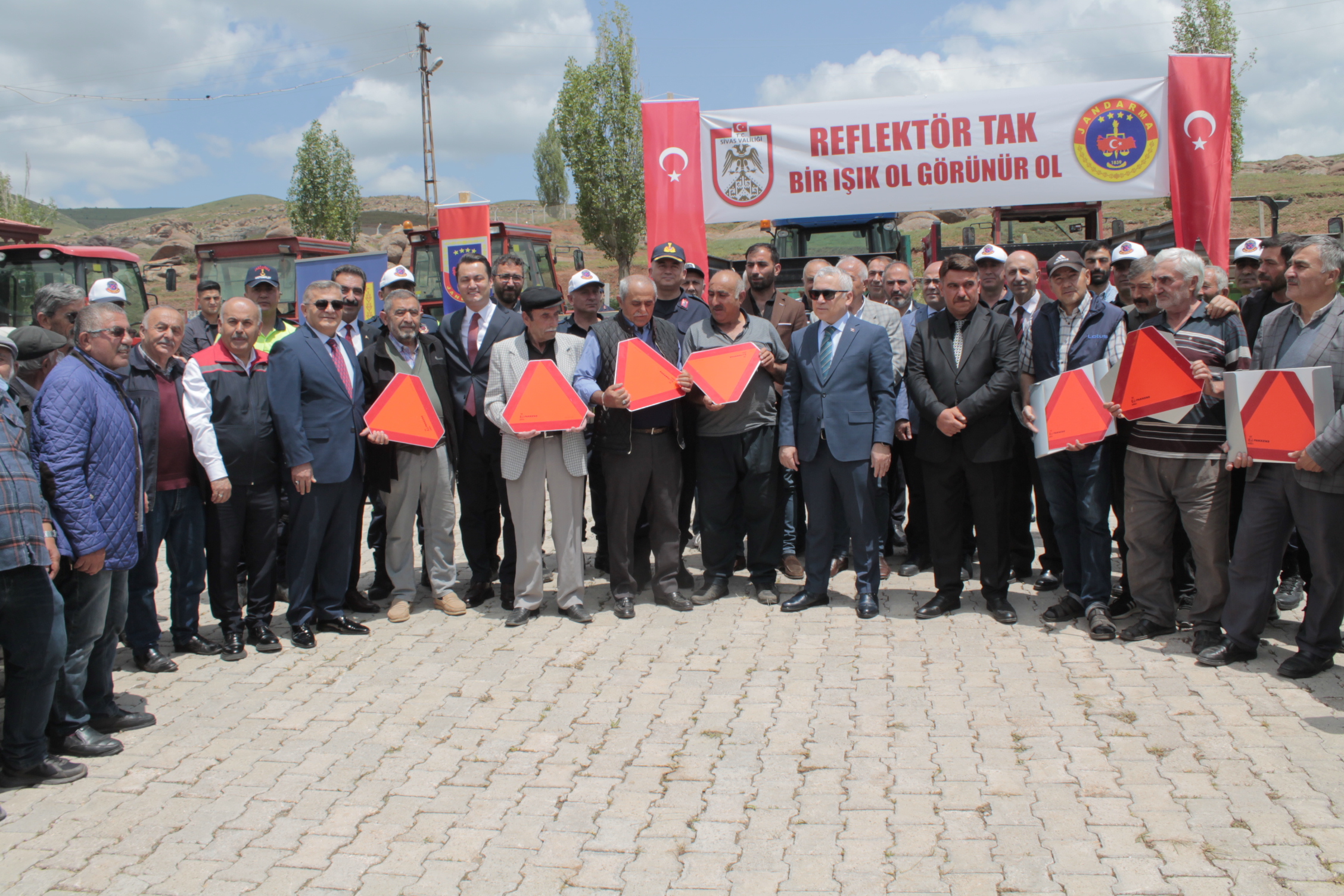 Sivas’ta Çiftçilere Tarımsal Güvenlik İçin Reflektör Dağıtımı
