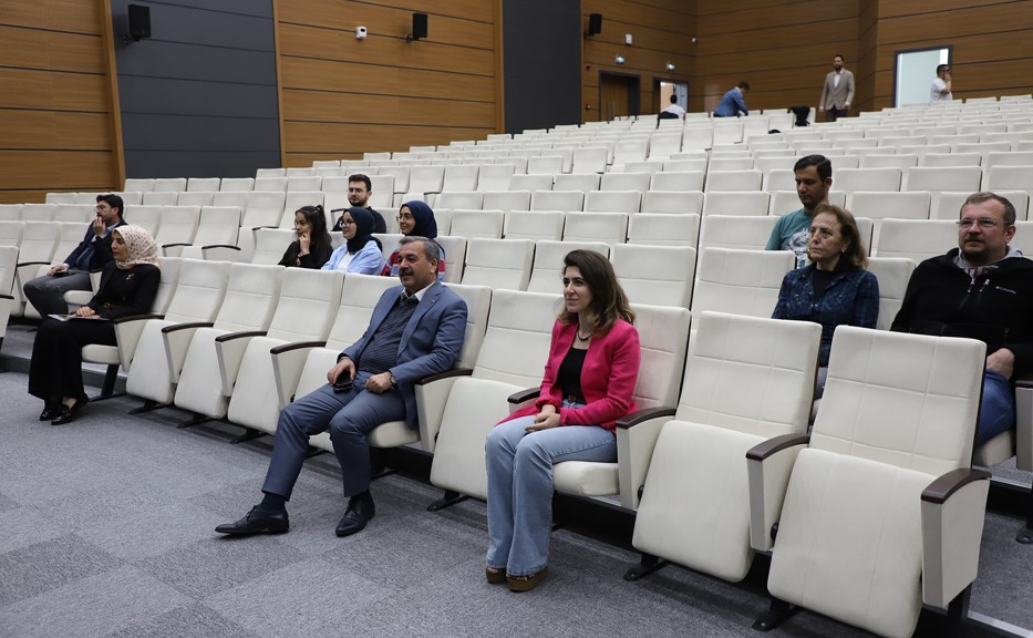 Rektör Kul, Öğrencilerin Projelerini Dinledi