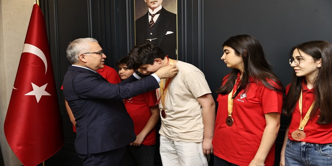 Vali Şimşek başarılı öğrencileri ağırladı