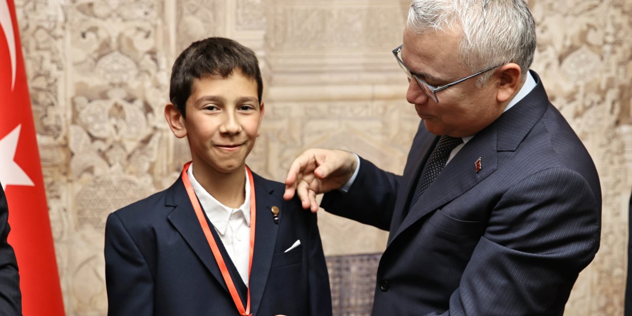 Sivas'ta Kuran'ı Kerim Birincisi Öğrenciye Altın