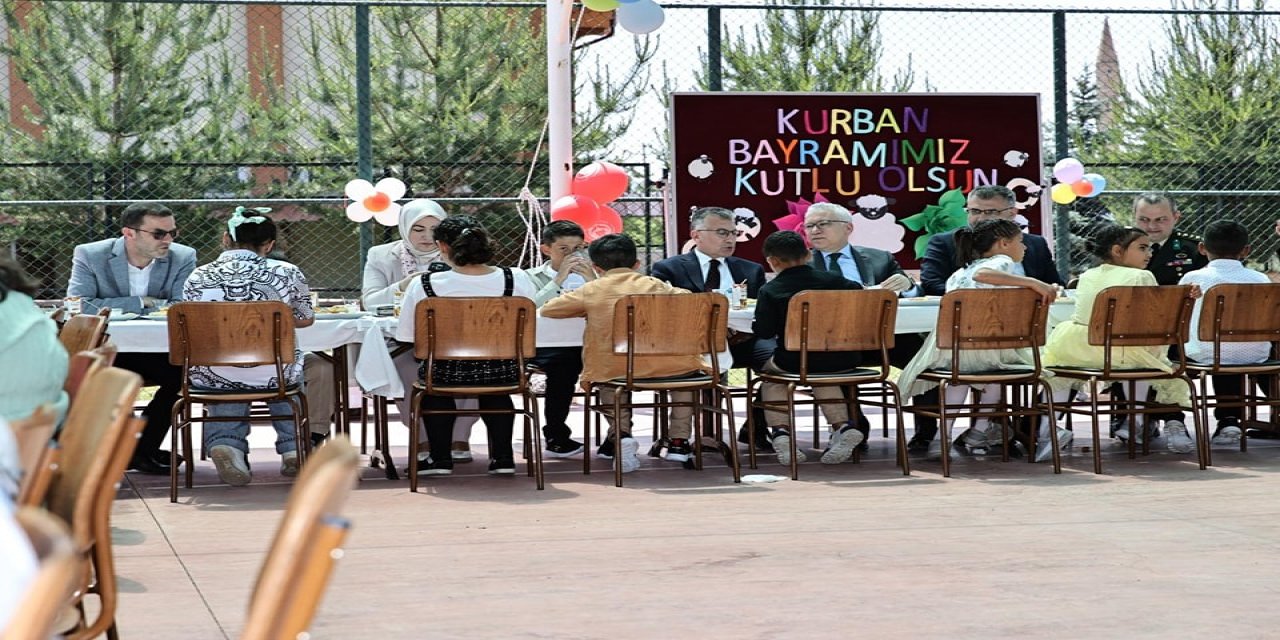 Sivas'ta Sevgi Evlerinde Bayram Coşkusu