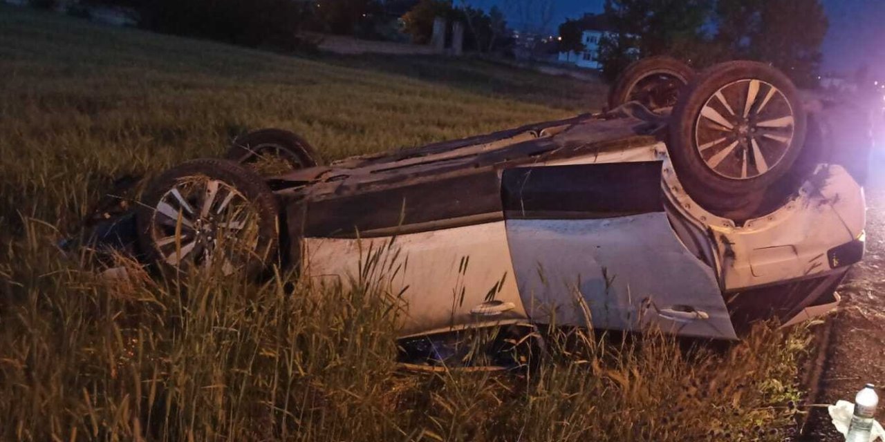 Sivas'ta Otomobilin Devrilmesiyle 2 Kişi Yaralandı