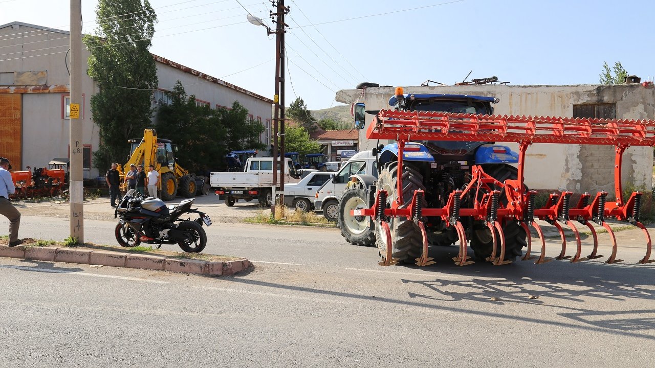 Traktörle motosikletin çarpıştığı kazada 1 kişi yaralandı