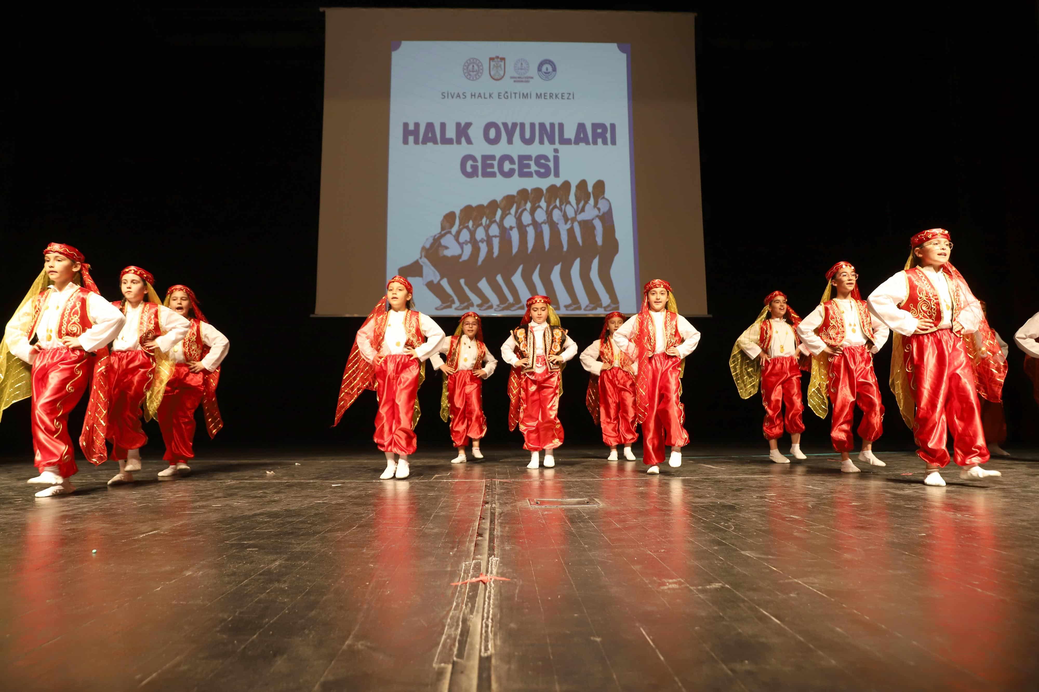 Sivas'ta Halk Oyunları Rüzgarı