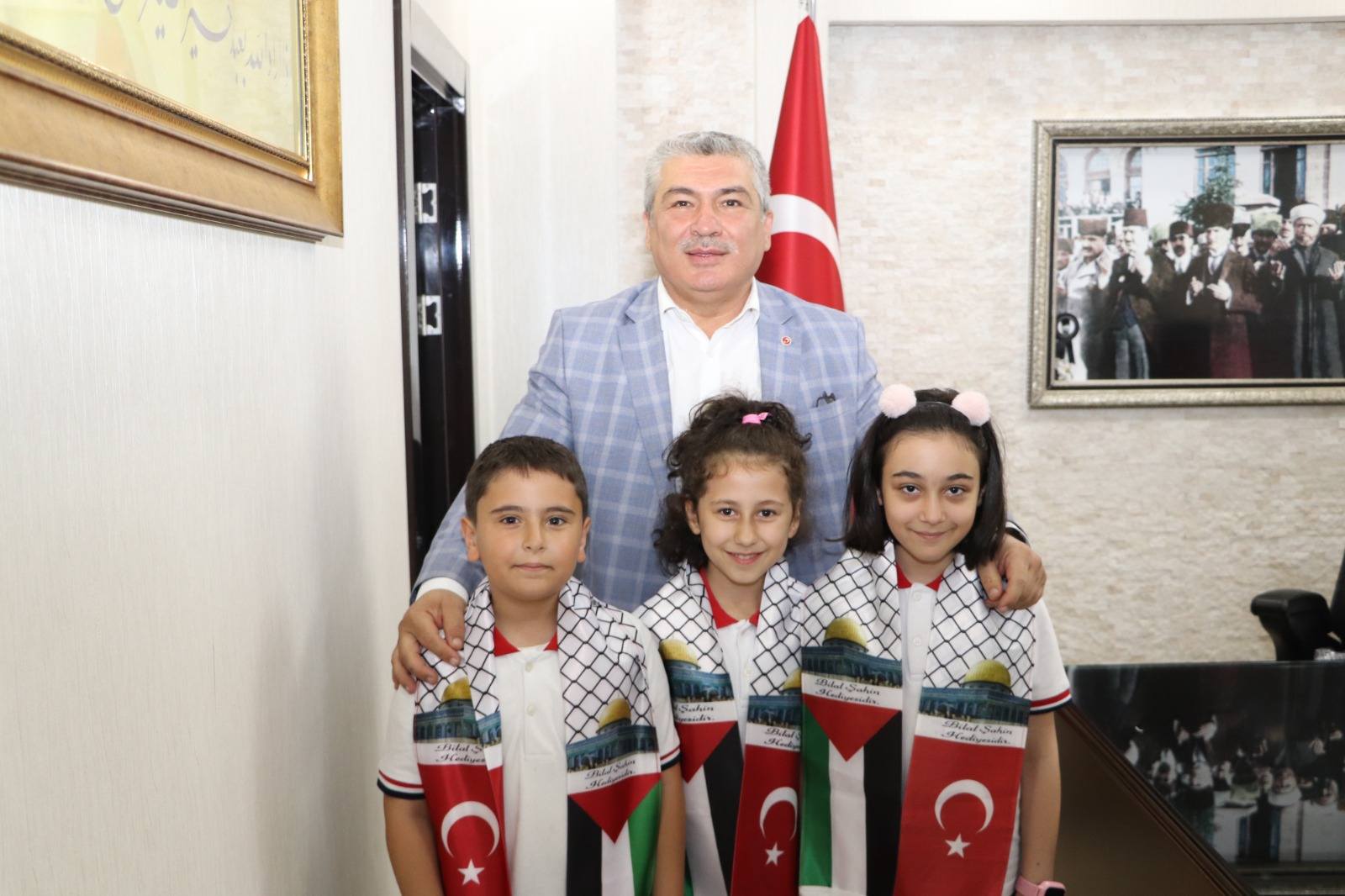Sivaslı Miniklerden Filistin’e Destek