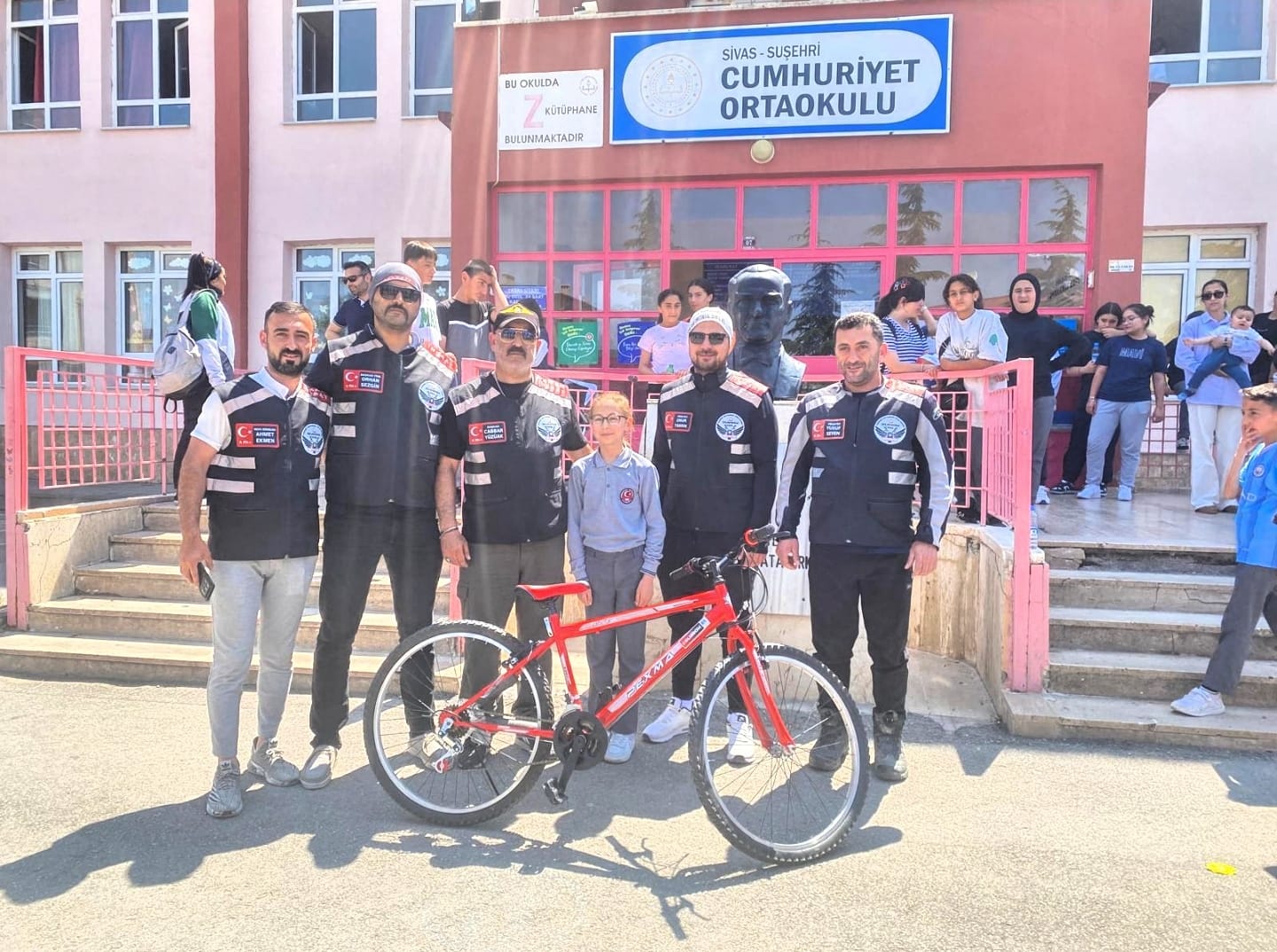 Sivas'ta Başarılı Öğrenci Bisikletle Ödüllendirildi