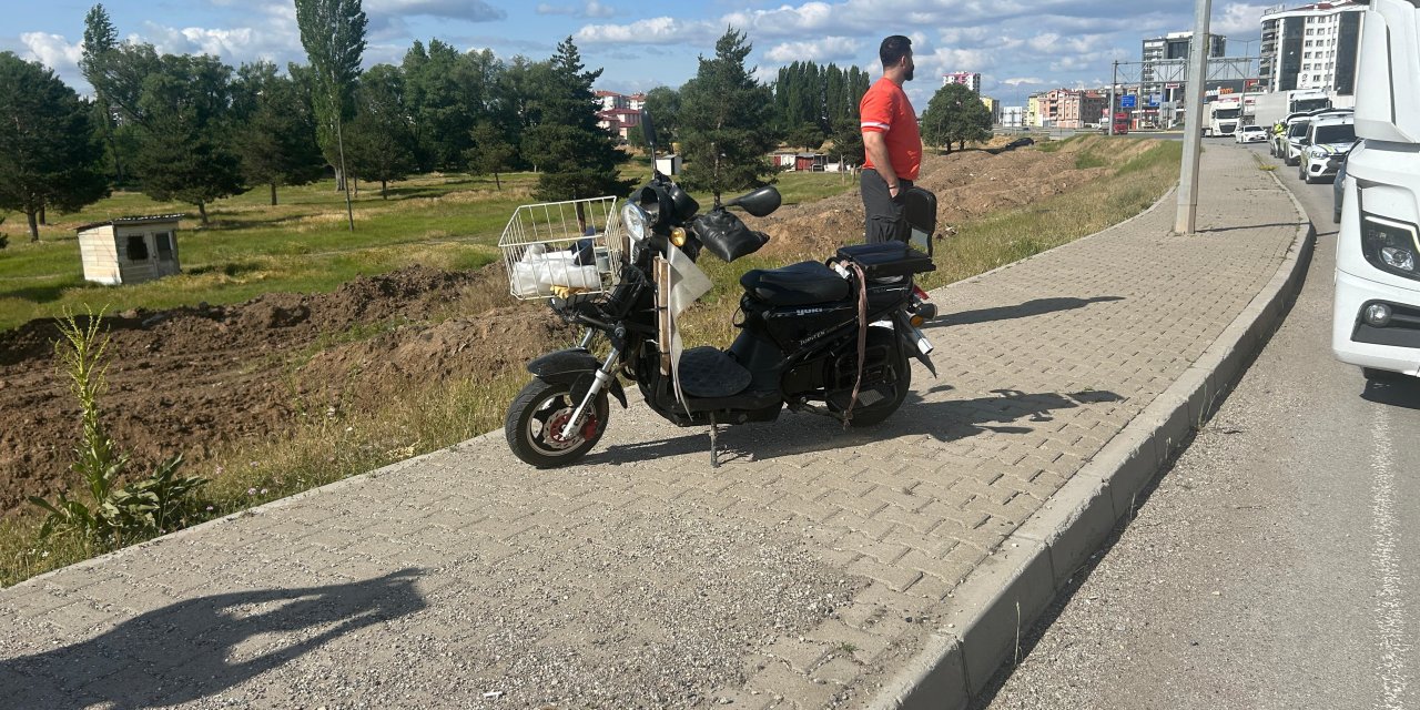 Sivas'ta TIR'ın çarptığı elektrikli bisiklet sürücüsü ağır yaralı