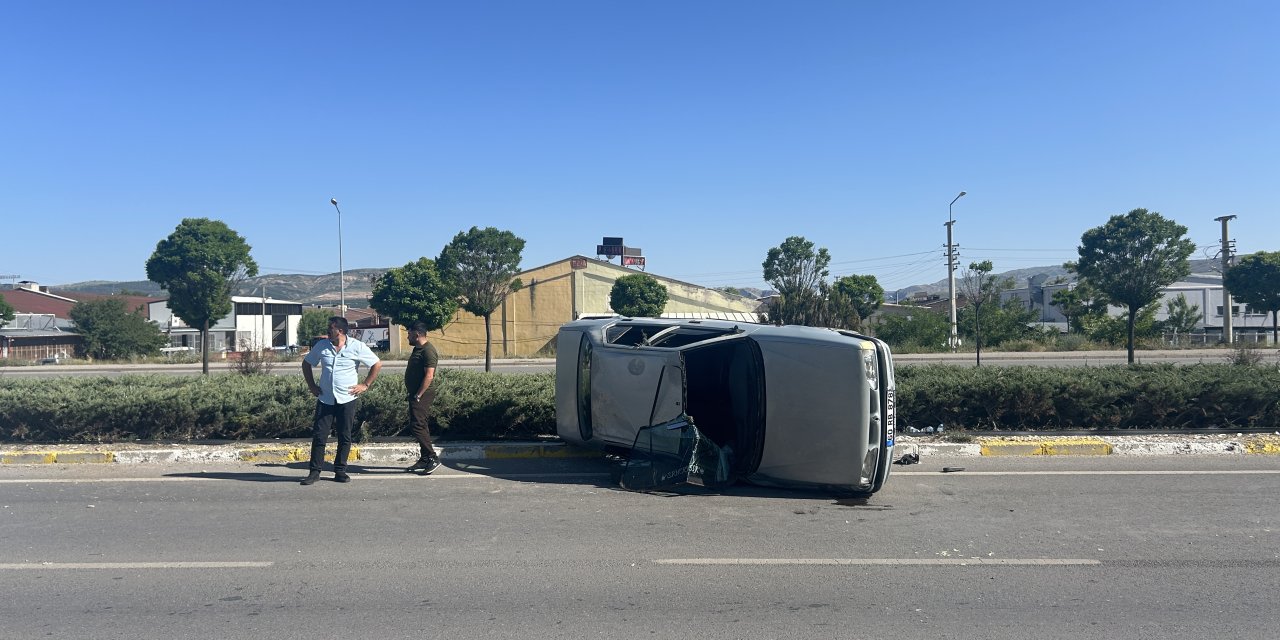 Sivas'ta otomobil devrildi: 2 yaralı