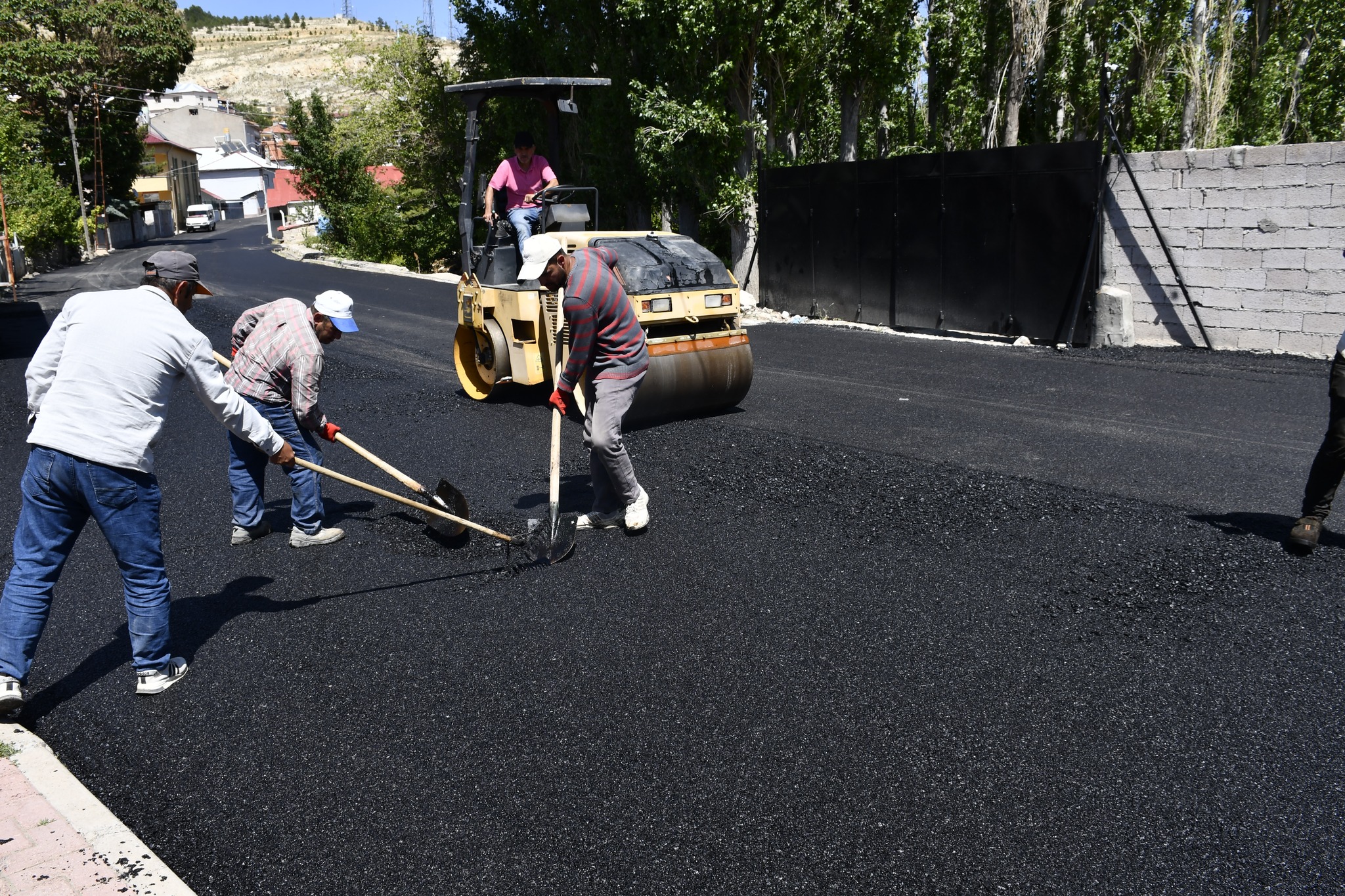 Gürün’de Asfalt Çalışmaları Hız Kesmiyor