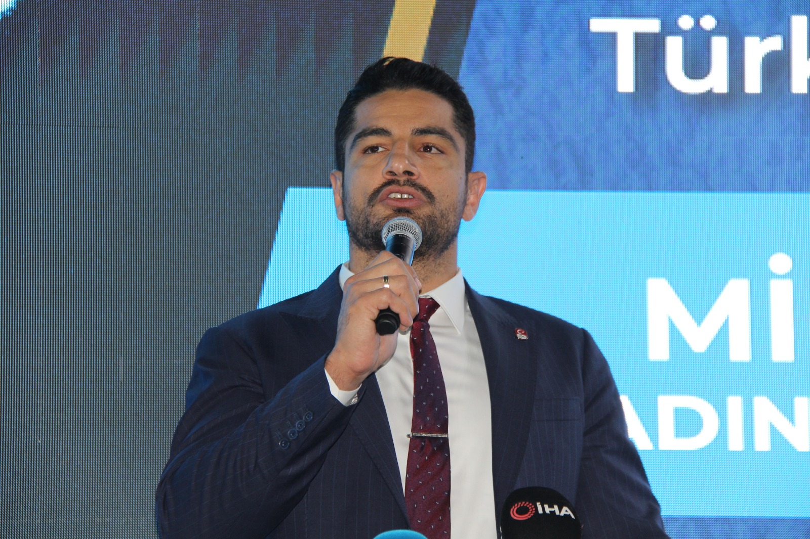 Taha Akgül 'den Kritik  Mesaj: "Geleceği Kurtarmaya Geldik"