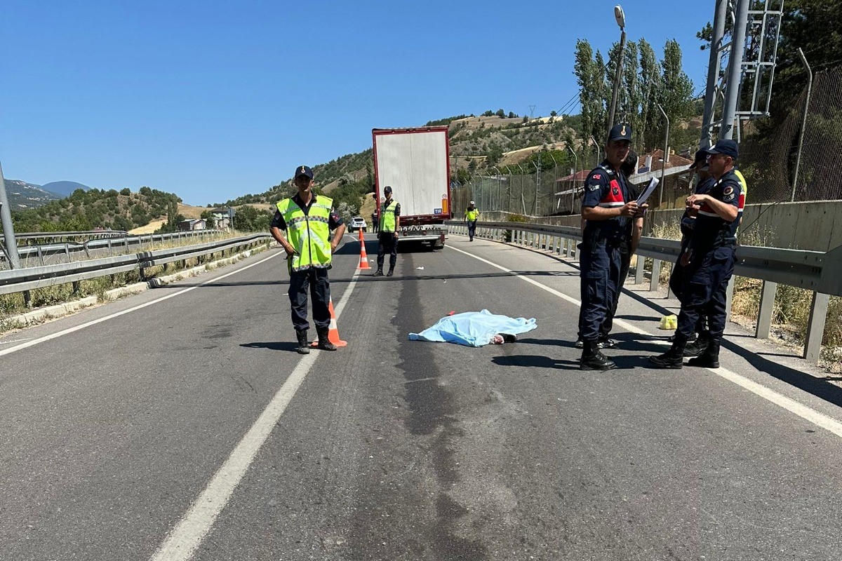 Sivas’ta TIR Yayalara Çarptı: 1 Ölü, 1 Yaralı
