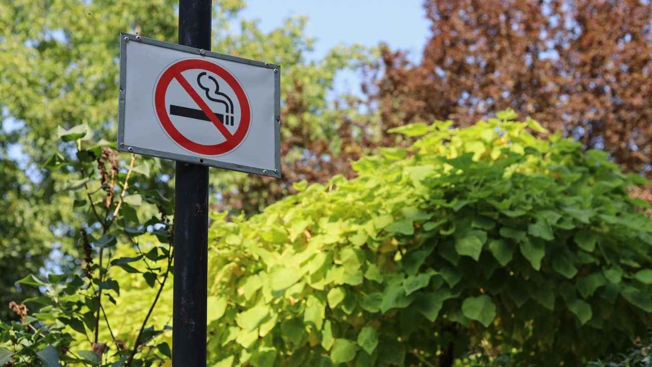 Dışarıda sigara içenler yandı! Yakında başlayacak cezası tam 6200 TL