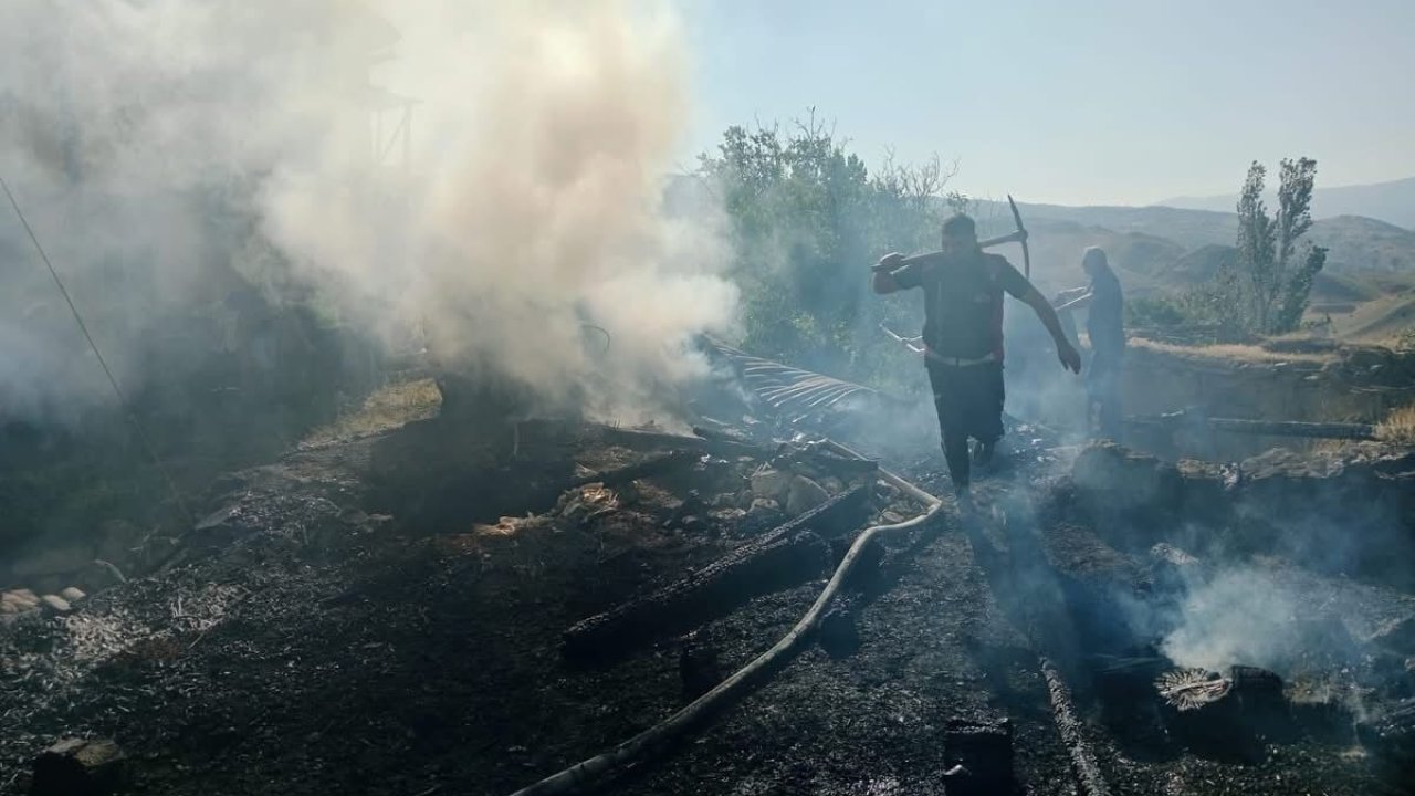 Sivas’ta Yangın Paniği: Samanlık ve Odunluk Kül Oldu