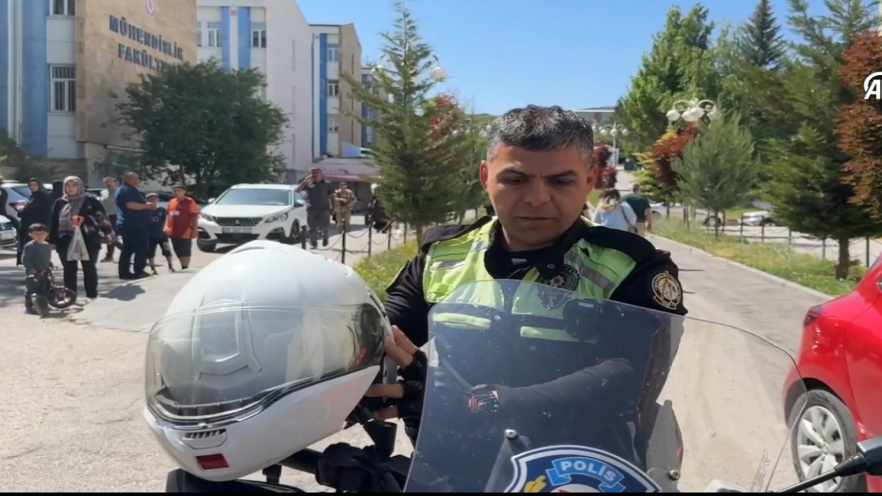 Sivas'ta Motosikletli Polis, YKS'ye Geç Kalan Öğrenciyi Yetiştirdi