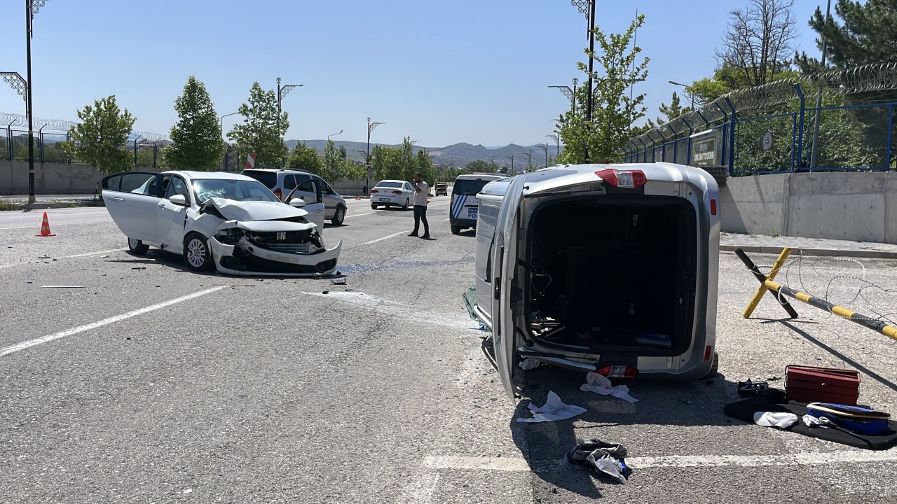 Kontrolsüz Şerit İhlali Kazaya Yol Açtı: Sivas’ta 4 Yaralı