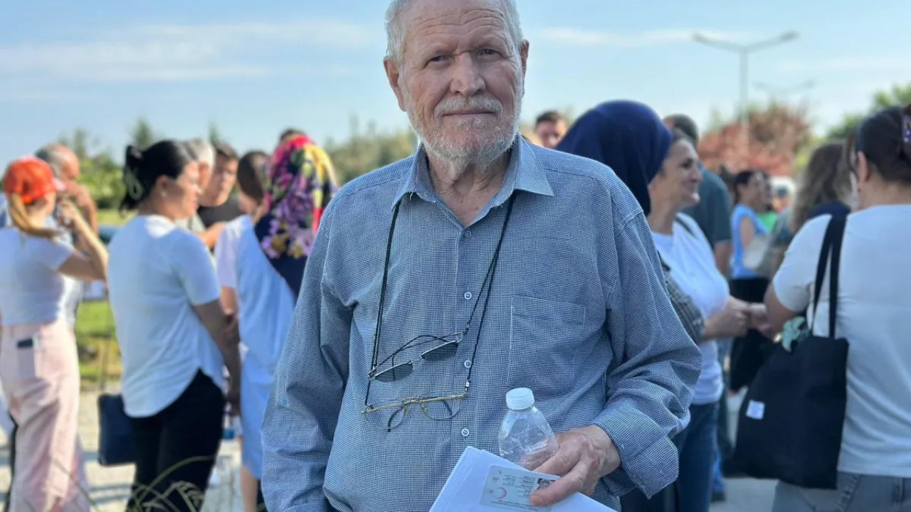 81 yaşında YKS'ye girdi, salona bastonuyla geldi