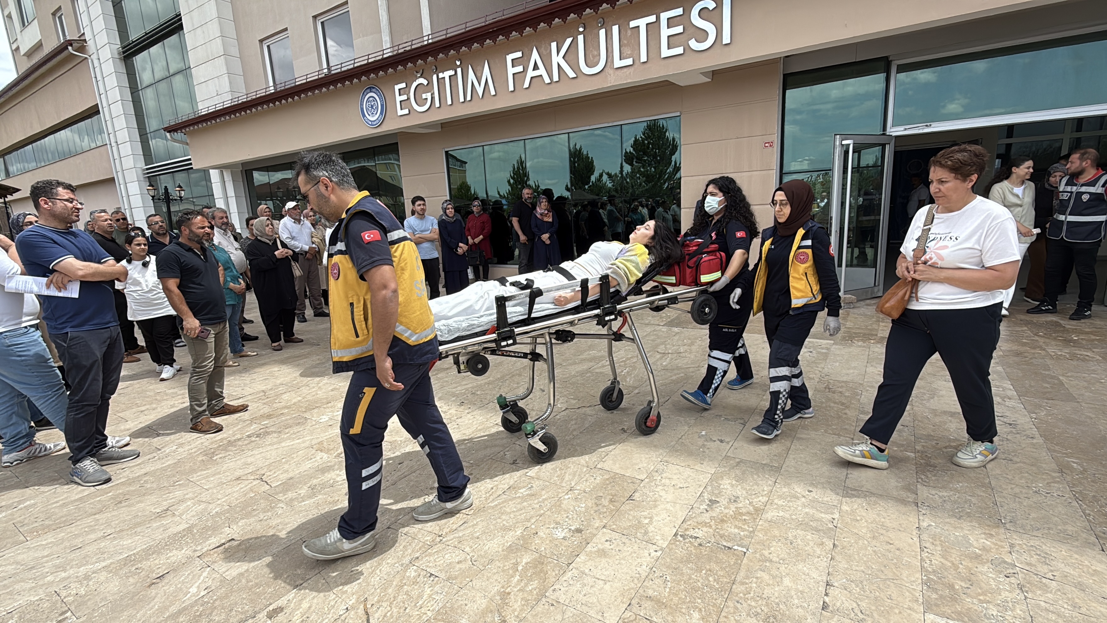 Sivas'ta Sınava Giren Öğrenci Bayıldı