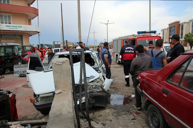 OTOMOBİL DUVARA ÇARPTI: 1 YARALI