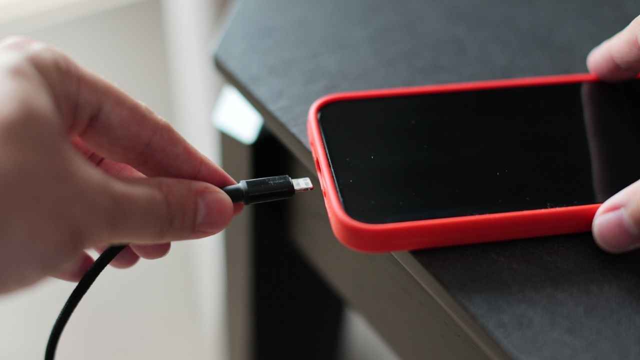 Telefonu şarj ederken herkes bu hatayı yapıyor! O hata bataryayı bitiriyor