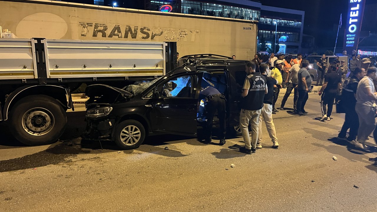 Polis Aracı TIR’a Çarptı: 2 Ölü, 3 Yaralı