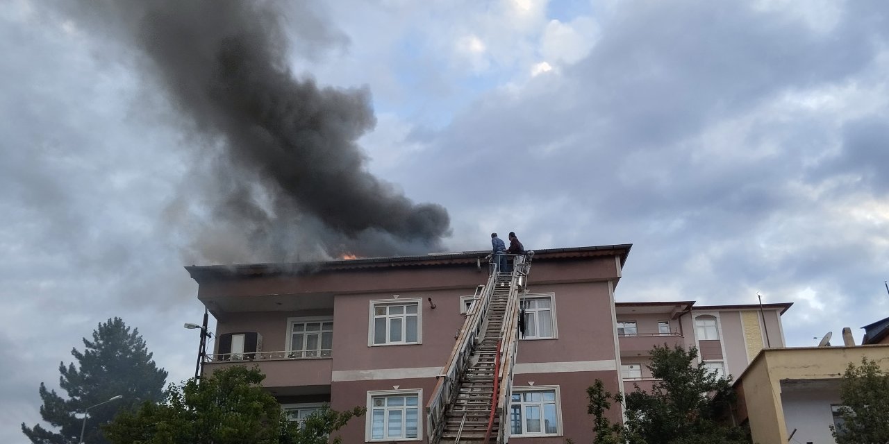Sivas'ta İki Katlı Binanın Çatısında Yangın