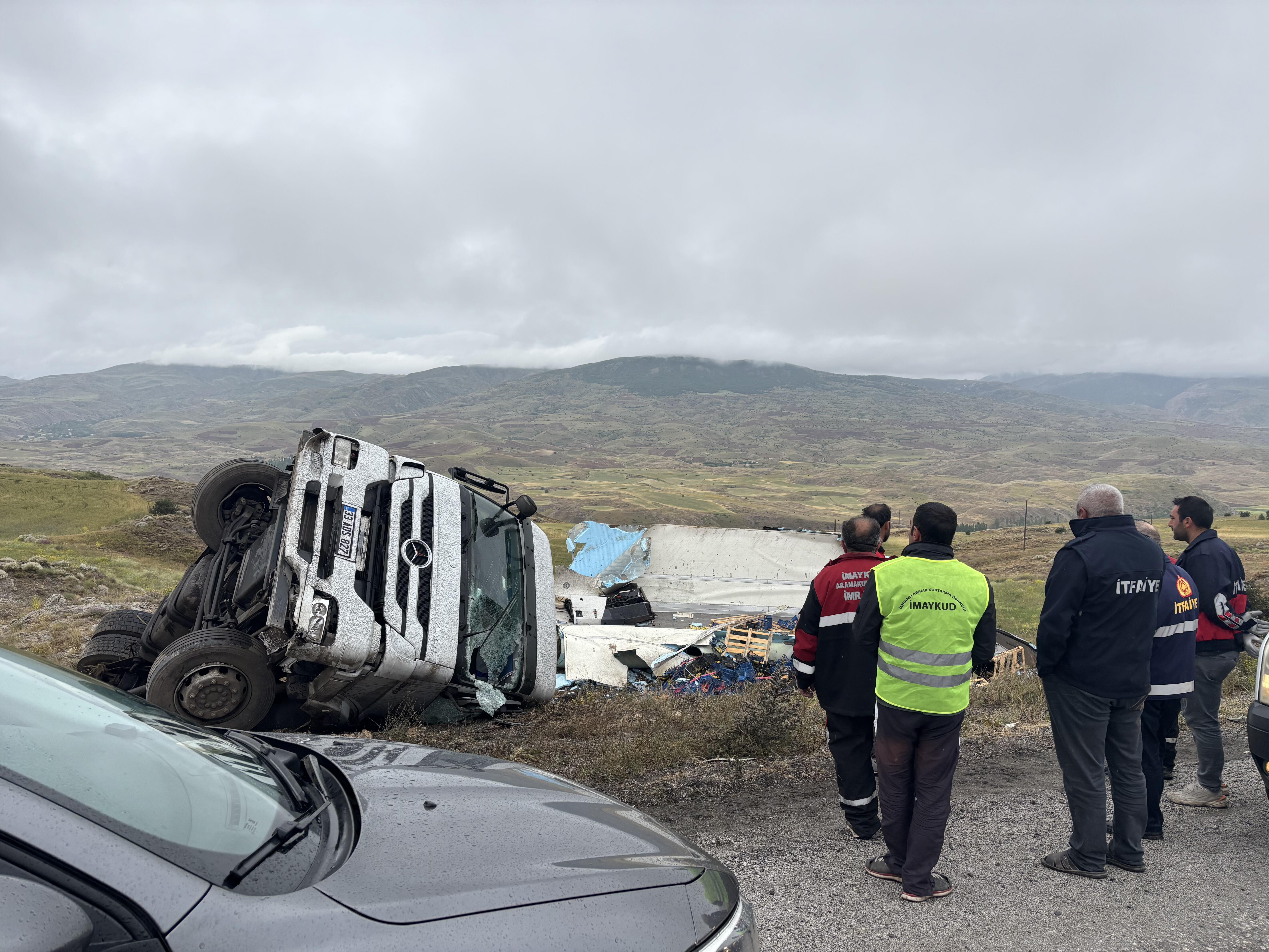 Sivas'ta Meyve Yüklü TIR Devrildi, Sürücü Yaralı