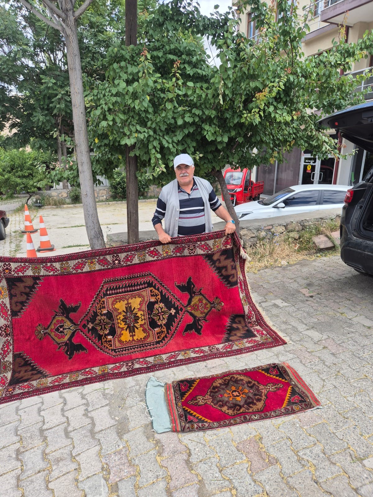 Sivas'ta Duvarı Delerek Halı Çalan Hırsız Yakalandı