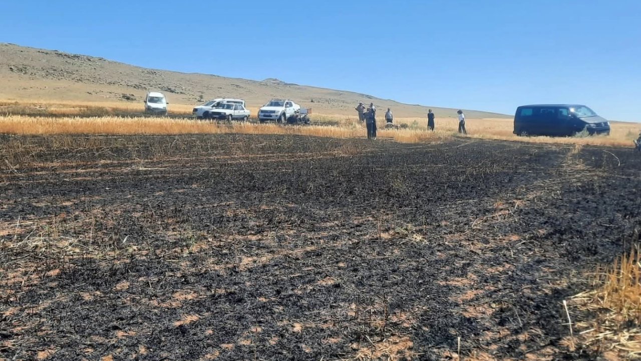 Husumetlisinin tarlasını yaktı