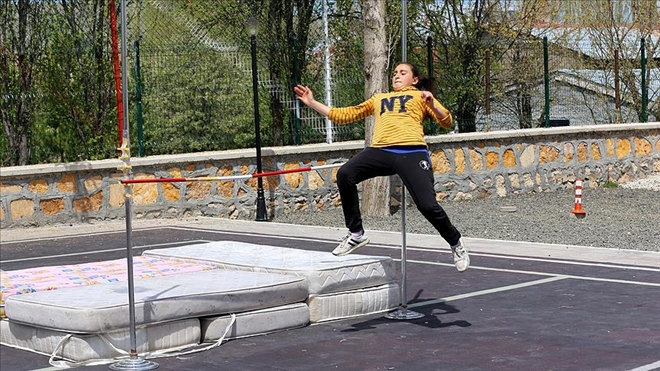 ESKİ YATAKLAR ve SÜPÜRGE SAPLARIYLA ŞAMPİYON OLDU