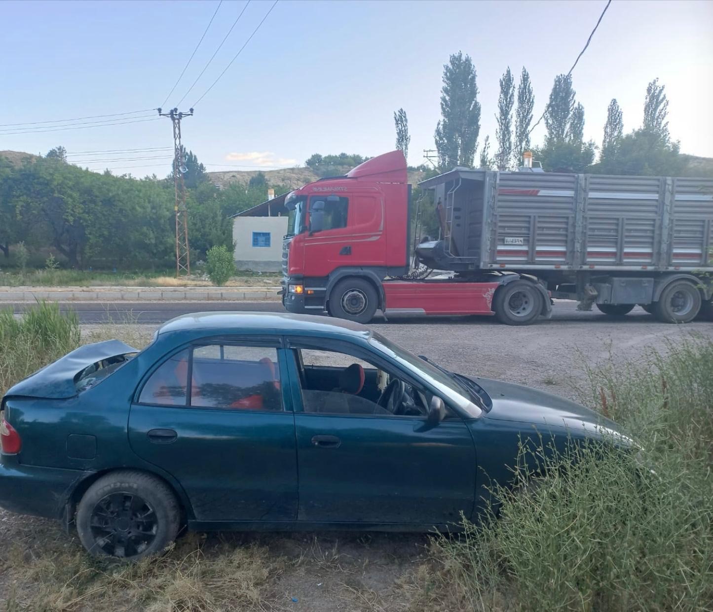 Sivas'ta TIR ve Otomobil Çarpıştı