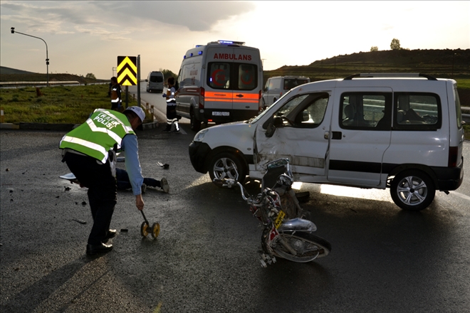 HAFİF TİCARİ ARAÇ İLE MOTOSİKLET ÇARPIŞTI: 1 ÖLÜ, 2 YARALI