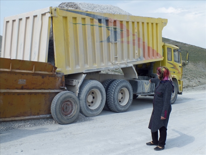 KÖY YOLLARINA KADIN ELİ DEĞİYOR