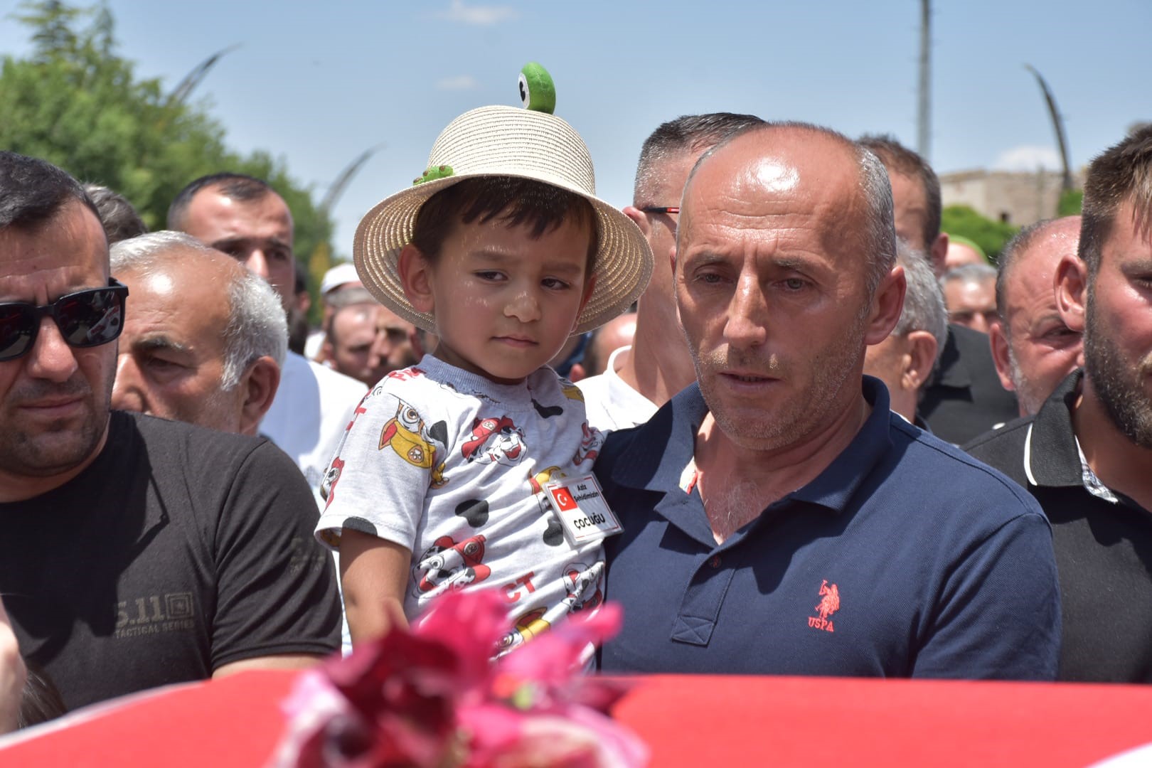 ‘Sana topladım’ deyip şehit babasının tabutuna çiçek bıraktı
