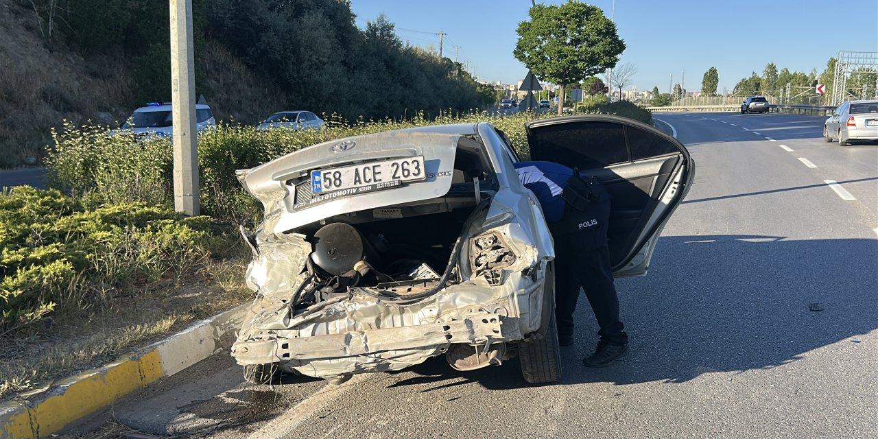 Sivas'ta Otomobil Refüje Çarptı: 2 Yaralı