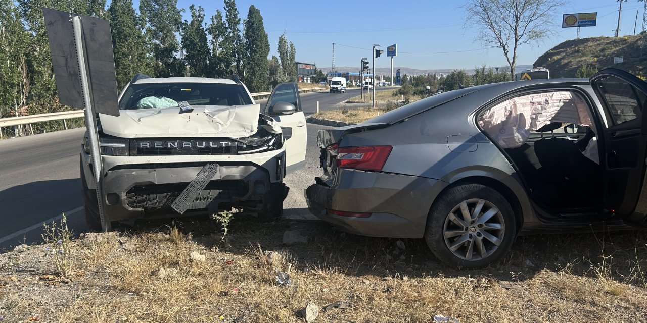Sivas'ta İki Otomobil Çarpıştı: 1'i Çocuk, 5 Yaralı