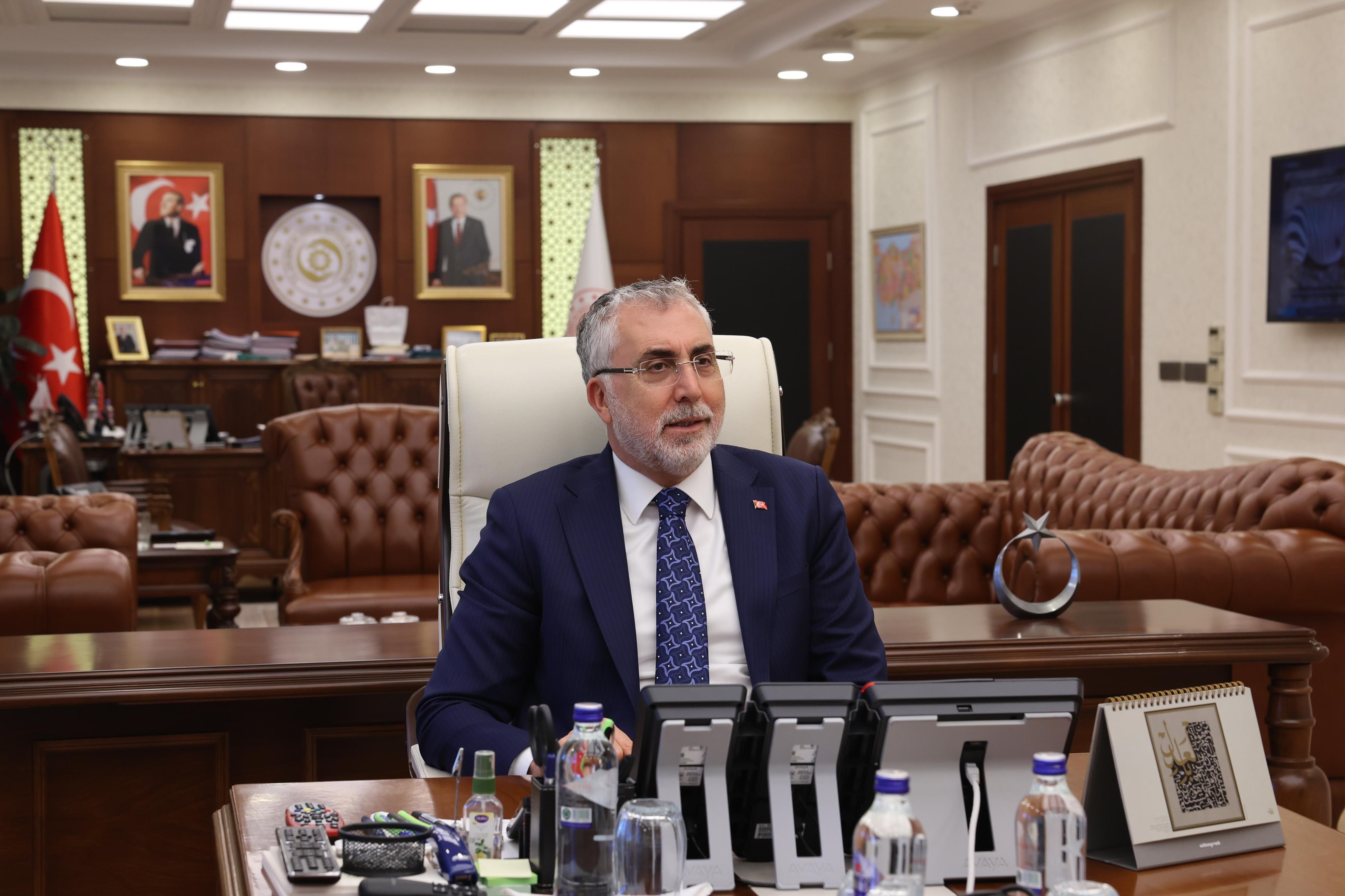 Bakan Işıkhan: "Kanser hastalarımızı yalnız bırakmadık"