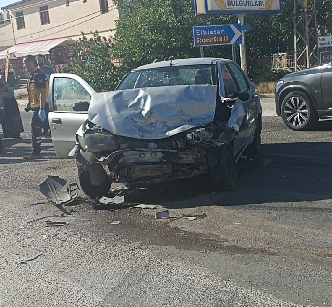 Sivas'ta Trafik Kazası: 1'i Ağır 4 Yaralı
