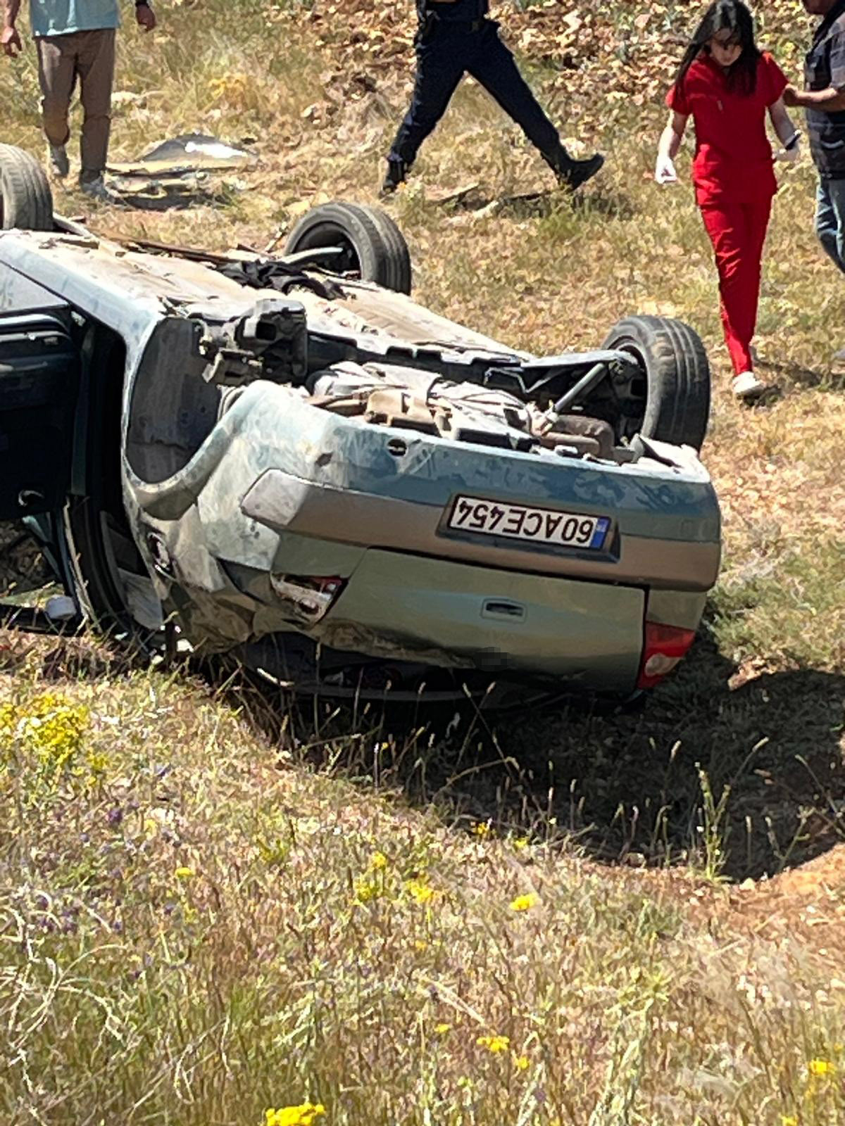 Sivas'ta Otomobil Şarampole Uçtu, 1’i Ağır 2 Yaralı