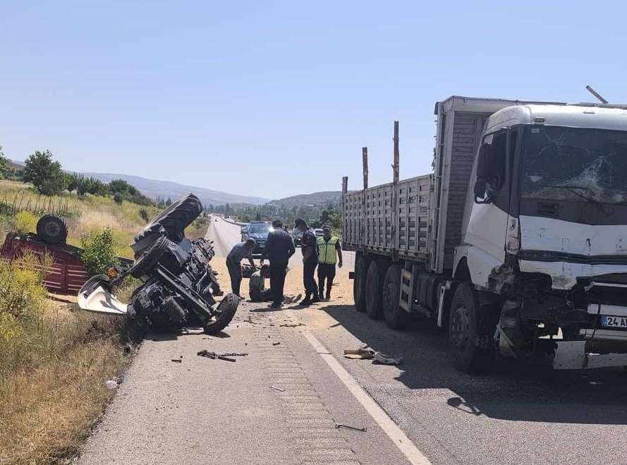 Sivas’ta Kamyon ve Traktör Çarpıştı: 1 Yaralı