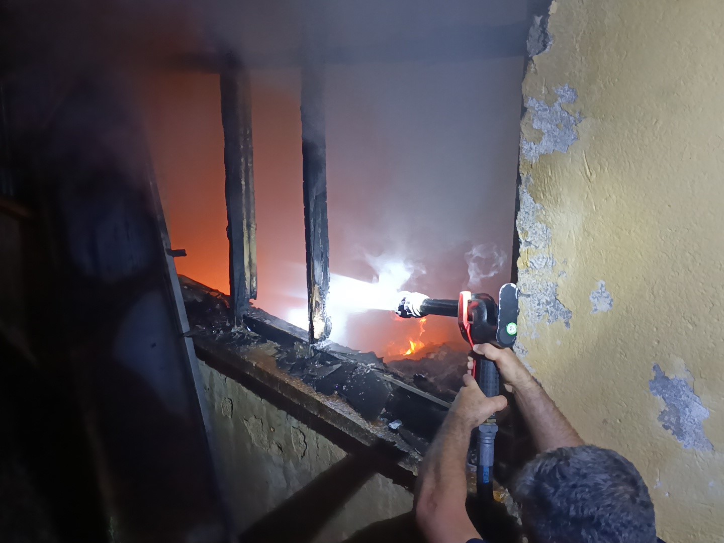 Sivas'ta Yanan ev Kullanılamaz Hale Geldi